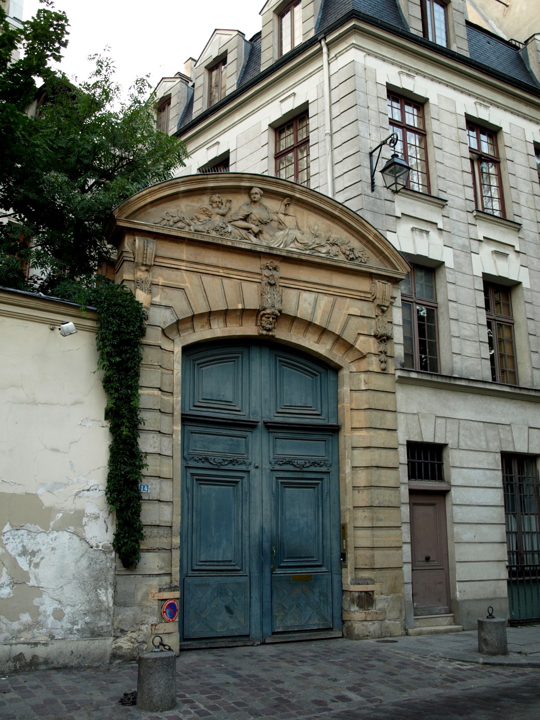 Elegant Alley Entryway